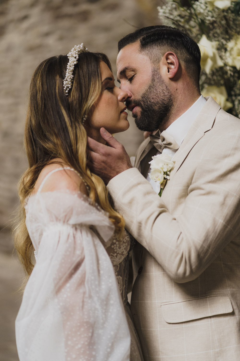 Fotograf Salzburg Alpineweddings Hochformat Brautpaar Kuss