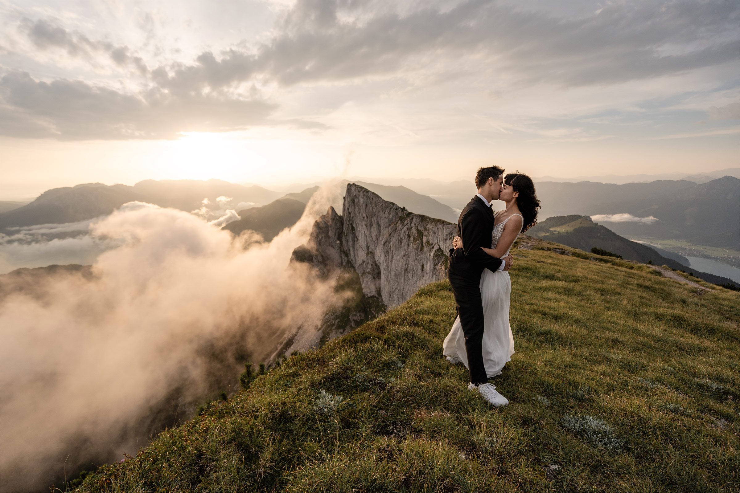 Brautpaar küsst sich vor Bergpanorama Hochzeitsfotograf Holger Väth alineweddings.at